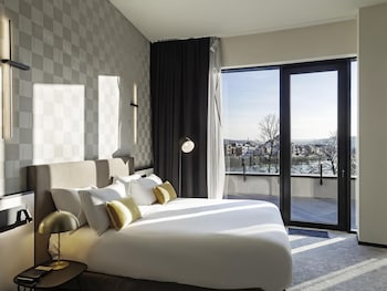 Junior Suite, 1 King Bed, Bathtub, River View
