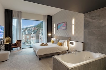 Junior Suite, 1 Double Bed, Bathtub, River View
