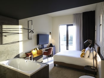 Junior Suite, 1 King Bed, Bathtub, River View