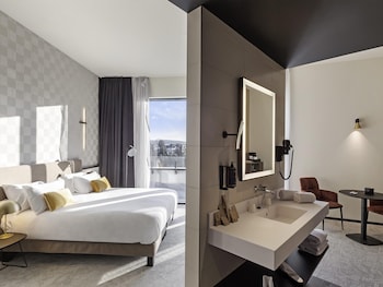 Junior Suite, 1 King Bed, Bathtub, River View