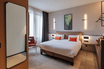 Classic Room, 1 King Bed, River View