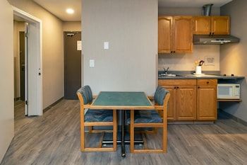 Room, 1 Queen Bed, Non Smoking (Efficiency) (No Pets)