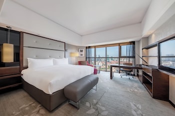 1 King Bed Classic City View