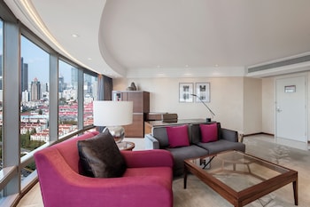 1 King Bed Junior Suite City Vw High FL