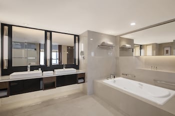 Club Suite, 1 King Bed, Club Lounge Access (Club Lounge Access)