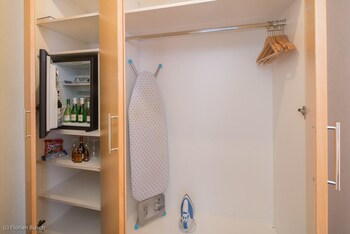 Comfort Room, 1 King Bed (Walk-in Shower;Cozy Sitting Corner)