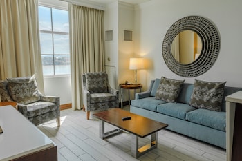 Suite, 1 King Bed, Smoking