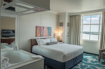 Suite, 1 King Bed, Smoking