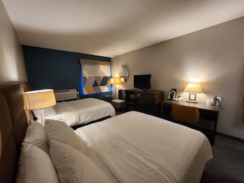 Room, 2 Queen Beds, Accessible (Roll-In Shower)