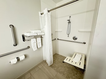 Room, 2 Queen Beds, Accessible (Roll-In Shower)