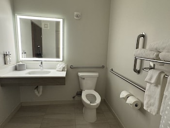 Room, 2 Queen Beds, Accessible (Roll-In Shower)