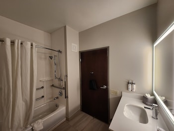 Standard Room, 2 Queen Beds, Accessible (Accessible Tub)