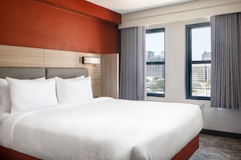 Suite, 1 King Bed with Sofa bed, Corner