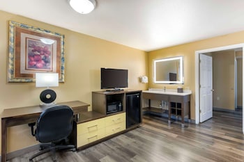 Standard Room, Multiple Beds, Non Smoking, Refrigerator & Microwave (Oversized Room)