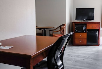 Upgraded, Room, 2 Queen Beds, Non Smoking