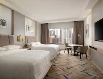 Club Room, 1 King Bed, City View