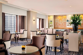 Club Room, 1 King Bed, City View
