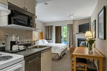 Standard Studio Suite, 1 Queen Bed, Kitchenette