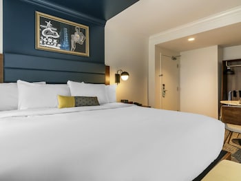 Premium Room, 1 King Bed, City View