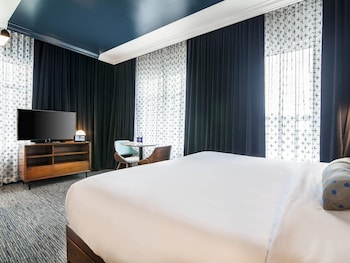 Premium Room, 1 King Bed, City View