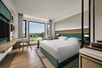 Premier Room, 1 King Bed, Golf View