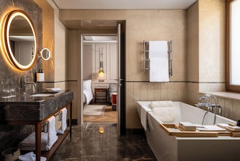 Premium Room, 1 King Bed, Corner