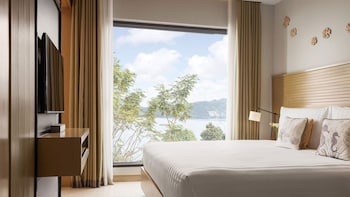 One Bedroom Suite Ocean Coral Lounge