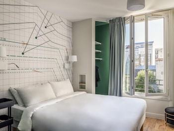 Superior Room with a double bed and a single bed