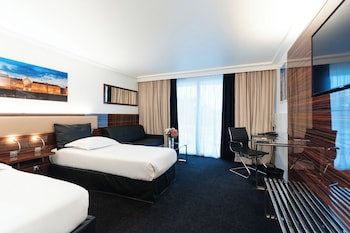 Chambre DELUXE avec lits jumeaux et canapé-lit pour enfant de 12 ans maximum