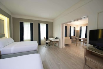 Executive Suite, 2 Queen Beds, Club Lounge Access