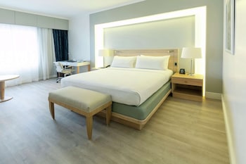 Deluxe Room, 1 King Bed, Accessible