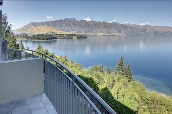 1 Bedroom Apartment with Lake View