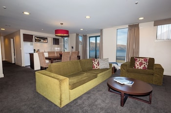 Premier 2 Bedroom Apartment with Lake View