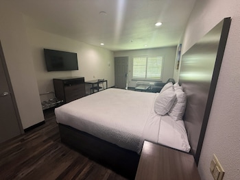 Room, 1 King Bed, Accessible, Non Smoking (Mobility, Roll-in Shower)