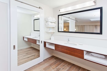 Room, 1 King Bed, Refrigerator
