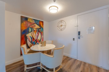Deluxe Suite (Non Smoking)