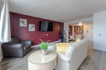 Deluxe Suite (Smoking)