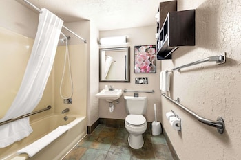 Deluxe Room, 1 King Bed, Non Smoking (1st Floor)