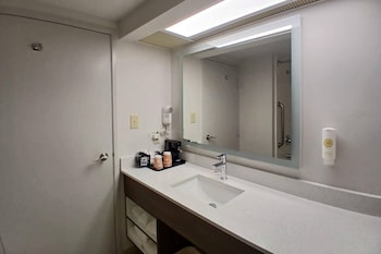 Family Suite, 2 Queen Beds (2nd Floor)