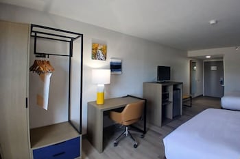 Family Suite, 2 Queen Beds (2nd Floor)