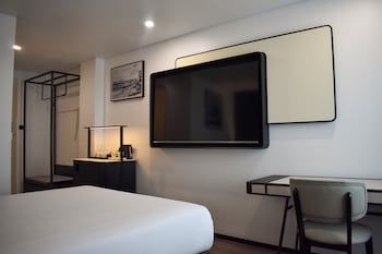 Business Room (Shower over Bath)