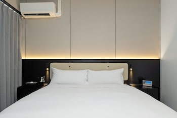 Standard Room, 1 Queen Bed