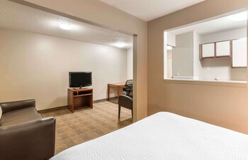 Deluxe Studio, 1 Queen Bed with Sofa bed, Non Smoking