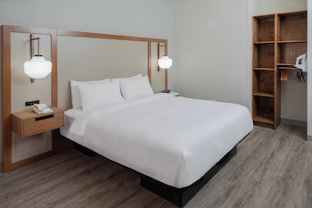 Room, 1 King Bed, Hearing Accessible (Accessible Bathtub)