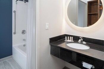 Room, 2 Queen Beds, Hearing Accessible (Accessible Bathtub)