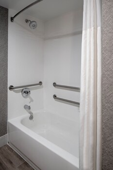 Suite, 1 Bedroom (Mobility/Hearing Accessible, Tub)