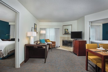 Suite, 2 Bedrooms, Fireplace (Mobility/Hearing Access, Roll-In Shwr)