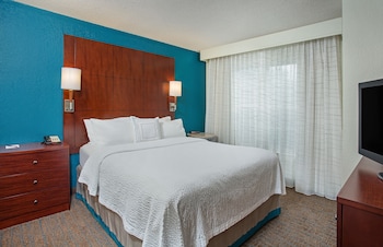 Suite, 2 Bedrooms, Fireplace (Mobility/Hearing Access, Roll-In Shwr)