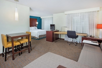 Studio, 1 Queen Bed with Sofa bed (Hearing Accessible)
