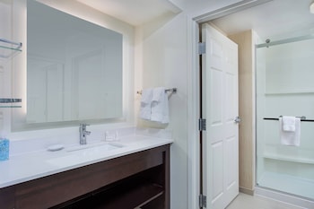 Suite, 2 Bedrooms, Fireplace (Mobility/Hearing Access, Roll-In Shwr)